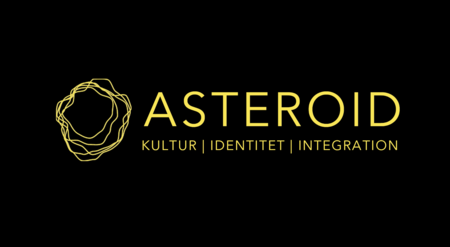 Logotyp för ASTEROID med texten 'KULTUR | IDENTITET | INTEGRATION' i gult på svart bakgrund.