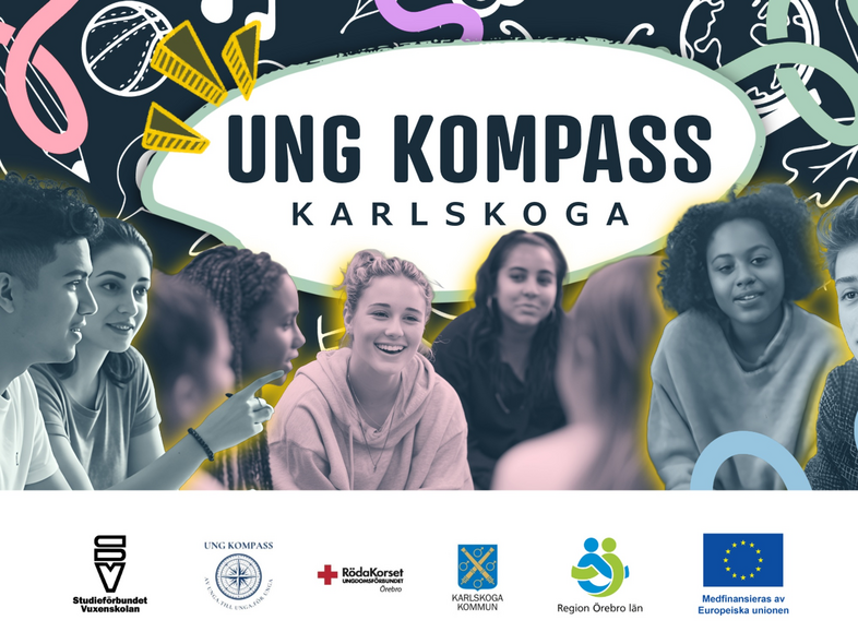 Ungdomar sitter i grupp framför en skylt med texten 'Ung Kompass Karlskoga' och flera logotyper längst ner.