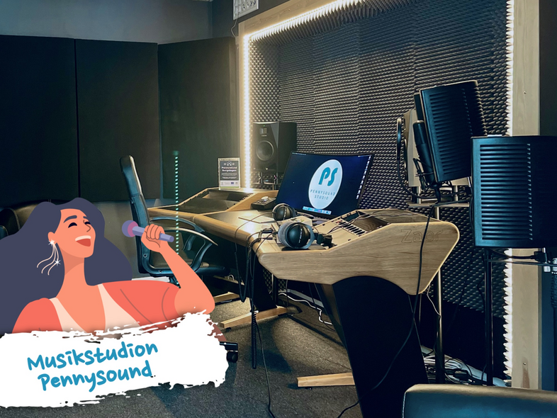 Ett modernt musikstudio med ljudutrustning, dator och hörlurar. Illustration av kvinna med mikrofon och texten 'Musikstudion Pennysound'.