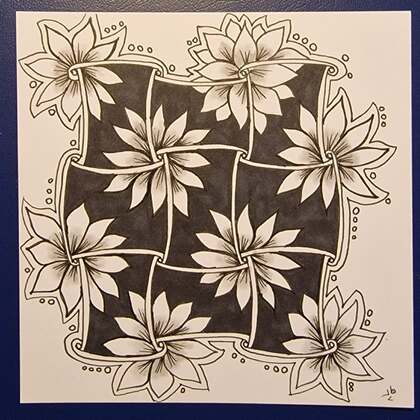 Svartvit teckning av blommor i ett geometriskt, böljande mönster med skuggade bakgrunder.