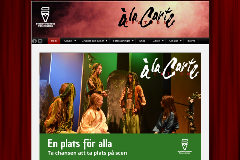 Webbsida för teatergruppen 'à la Carte' med bild på scenframträdande och texten 'En plats för alla'.