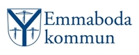Emmaboda kommuns logotyp med blå text och en sköld med tre korsliknande figurer.