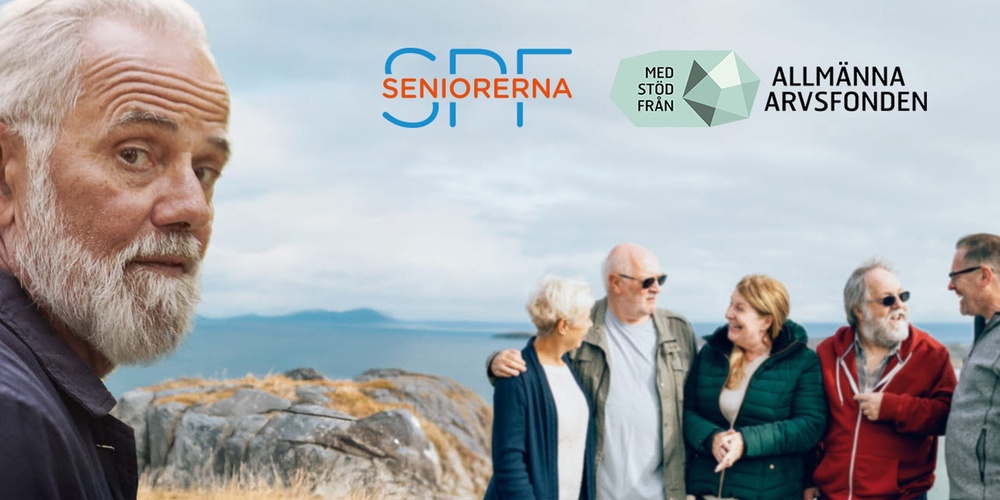 En äldre person tittar mot kameran, i bakgrunden står en grupp seniorer vid havet och pratar, logotyper syns ovanför.