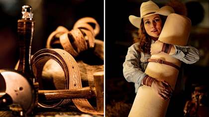 Närbild av verktyg och dekorerade läderremmar samt en person i cowboyhatt som håller ett stort stycke ljust läder.