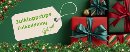 Julklappstema med gröna och röda paket, grankvistar och etikett med texten 'Julklappstips Folkbildning God jul!'.