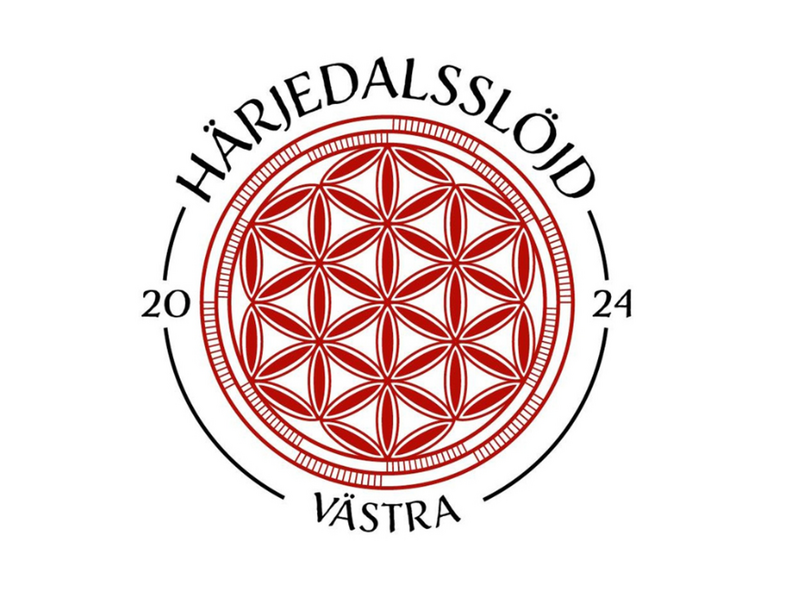 Rund logotyp med röd geometrisk blomma, texten 'Härjedalsslöjd Västra 2024' runt motivet.