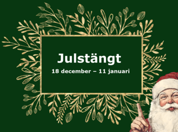 Grön julskylt med texten 'Julstängt 18 december – 11 januari' och illustration av tomte i hörnet.