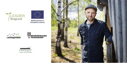 Man i mörk skjorta och keps står utomhus vid en träbyggnad, logotyper till vänster.