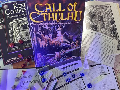 Bord med Call of Cthulhu-rollspel, tärningar, böcker och karaktärsblad upplysta av lila ljus.