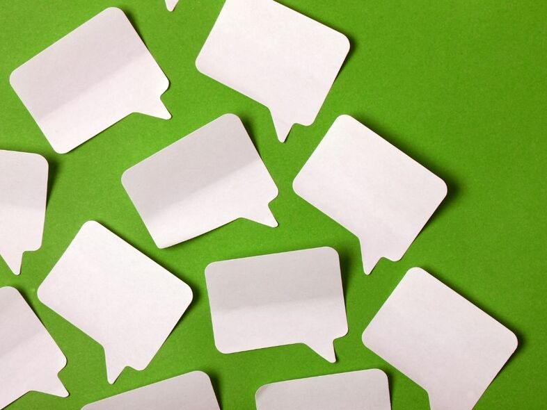 Vita pratbubblor på en grön bakgrund.