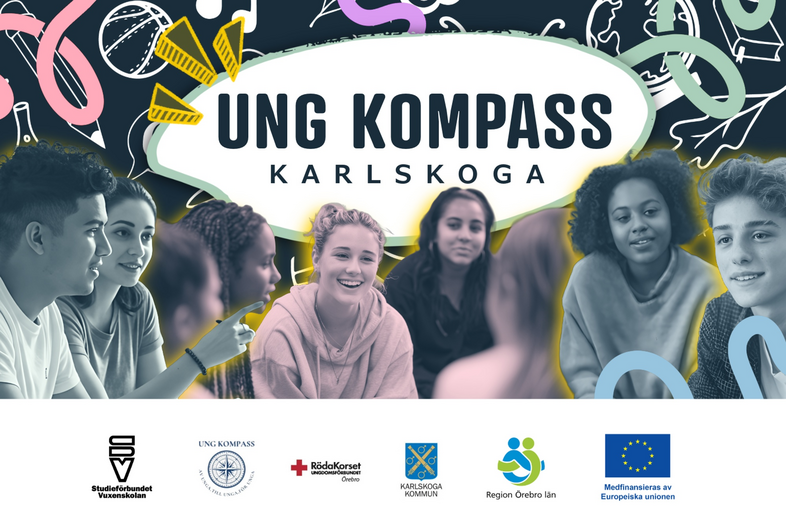 Ungdomar sitter i grupp framför en skylt med texten 'Ung Kompass Karlskoga' och flera logotyper längst ner.