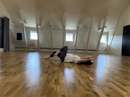 Ungdom dansar i danssal