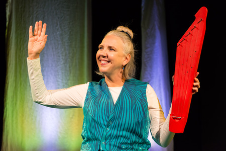 Ann Heikkinen och röd kantele