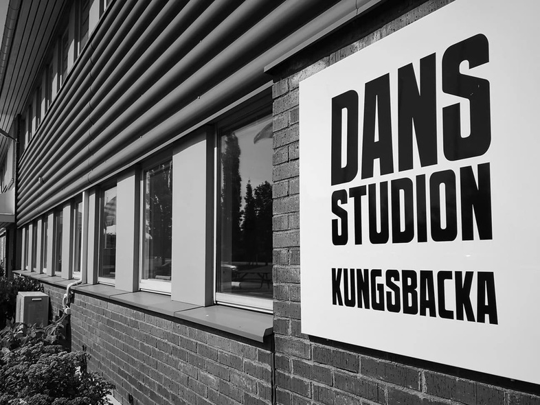 Svartvit bild på en byggnad med en skylt som säger 'Dansstudion Kungsbacka'.