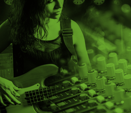 Kvinna spelar elbas, överlagrad med bild av ljudmixer, i grön ton.