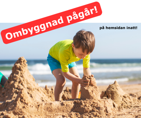 Ett barn bygger sandslott på stranden. Texten säger 'Ombyggnad pågår! på hemsidan inatt!'.