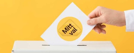 En hand lägger en röstsedel med texten 'Mitt val' i en vit valurna mot gul bakgrund.