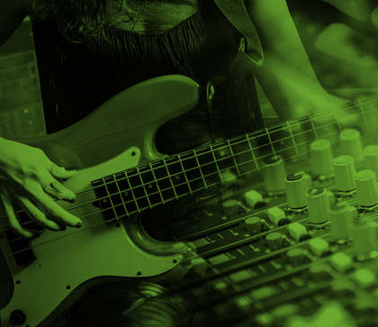 En person spelar elbas, överlagrad med en bild av ett mixerbord, i grönt filter.