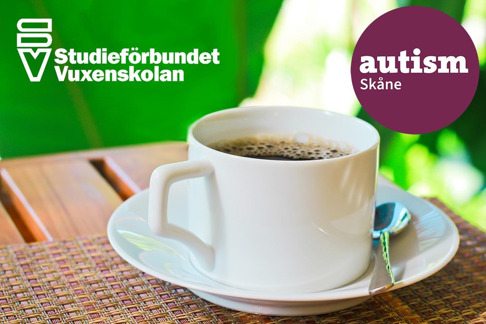 En kopp kaffe på ett bord med logotyper för Studieförbundet Vuxenskolan och Autism Skåne.