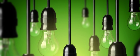 Flera hängande glödlampor mot grön bakgrund, en lampa lyser medan resten är släckta.