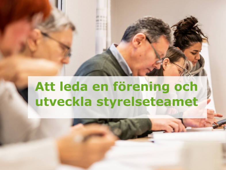 Flera personer sitter vid ett bord och skriver, med texten 'Att leda en förening och utveckla styrelseteamet' ovanpå bilden.