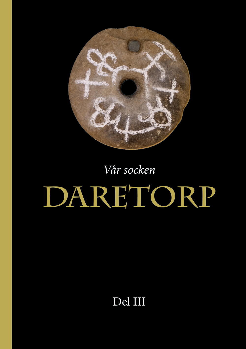 Bokomslag med en rund sten med vita symboler, texten 'Vår socken DARETORP Del III' på svart bakgrund.