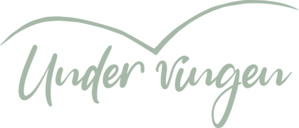 Logotyp med texten 'Under Vingen' i grön kursiv stil och en stiliserad vinge ovanför.
