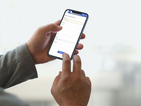 Två händer håller i en mobil.