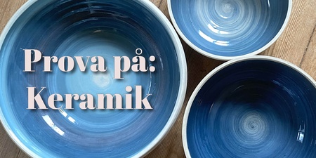 Tre blå keramikskålar på ett trägolv med texten 'Prova på: Keramik' ovanpå.