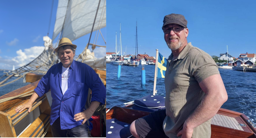 Två män på varsin båt, en med segel och en med svensk flagga, båda under en klarblå himmel.