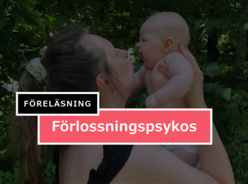 Kvinna håller upp en bebis framför sig, de står utomhus omringade av gröna träd. På bilden står det "Föreläsning Förlossningspsykos"