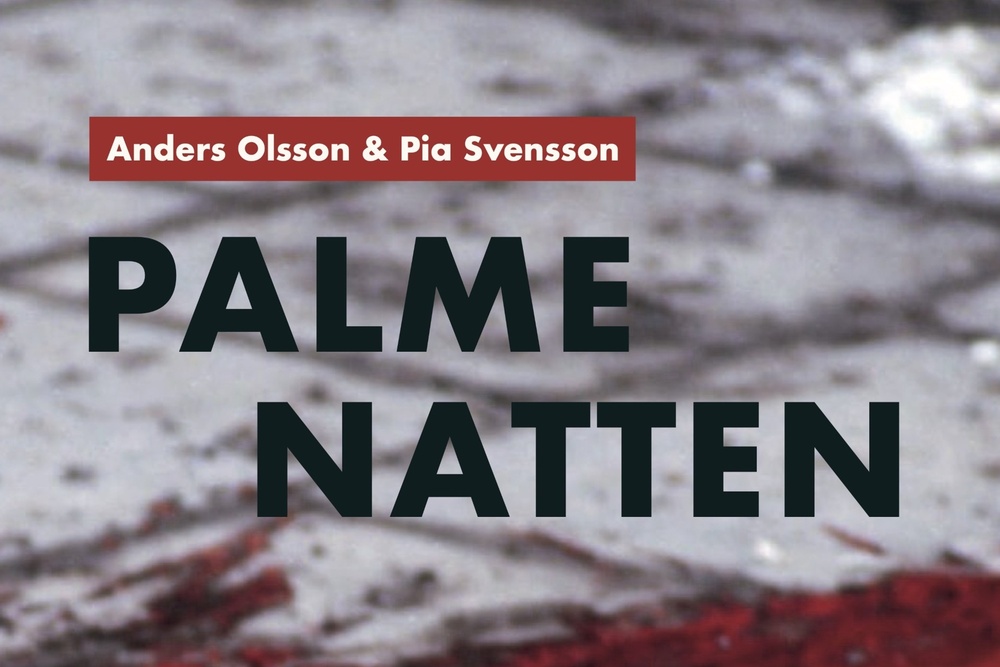 Bokomslag med titeln 'Palmenatten', blodfläck på marken, en ros och text om nyhetsredaktionernas arbete.