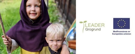 Två barn i medeltidskläder står utomhus, bredvid logotyper för Leader Grogrund och Europeiska unionen.