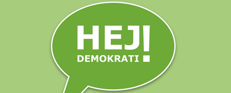 Grön pratbubbla med texten 'HEJ! DEMOKRATI' på ljusgrön bakgrund.