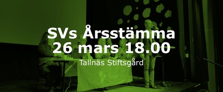 Text om SVs årsstämma 26 mars 18.00 på Tallnäs Stiftsgård över en scenbild med personer.