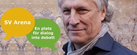 Två pratbubblor med texten 'SV Arena' och 'En plats för dialog inte debatt' mot en bakgrund av en person i skjorta och halsduk.