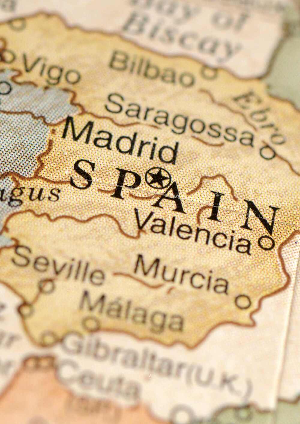 Närbild av en karta över Spanien med städer som Madrid, Valencia, Sevilla och Málaga markerade.