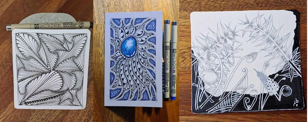 Tre konstverk i Zentangle-stil med svarta och blå bläckpennor på träbord.