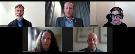 Fem personer deltar i ett digitalt webbinarium om folkbildningens nedskärningar, syns i varsin ruta på skärmen.
