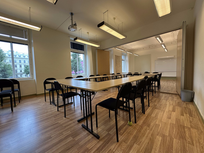 stolar och bord i en sal som man kan ha  en konferens i