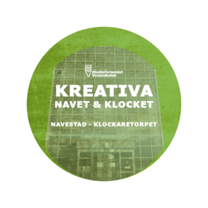 Grön rund logotyp med texten 'Kreativa Navet & Klocket, Navestad - Klockaretorpet' och en byggnad i bakgrunden.