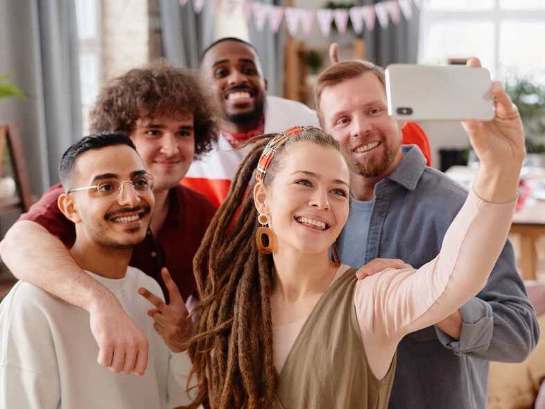 En grupp personer tar en selfie.