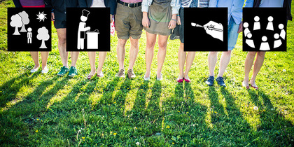 En grupp människor står på gräs, deras ben syns. Svarta ikoner täcker överkropparna.