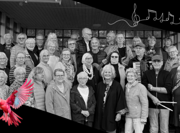 En stor grupp människor står tillsammans utomhus, omgivna av färgglada papegojor och pratbubbla med texten 'Alla har vi varit små!'.