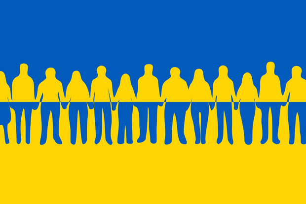 Silhuetter av människor som håller varandra i händerna mot en bakgrund i blått och gult, liknande Ukrainas flagga.