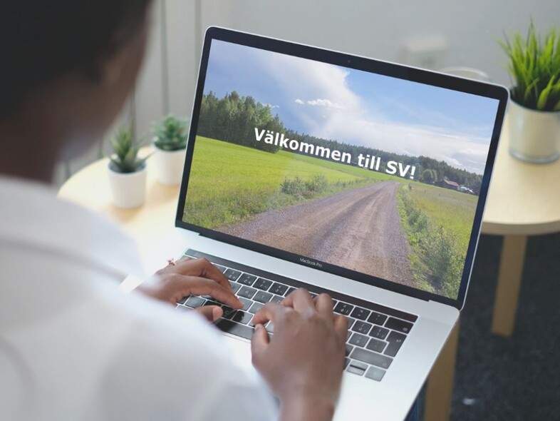 En person arbetar på en laptop.