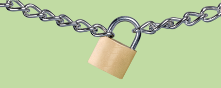 Hänglås i metall som låser en kedja mot en ljusgrön bakgrund.
