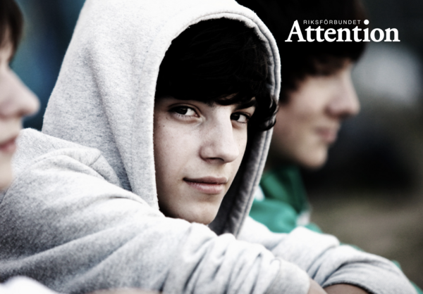 Attentions projekt vägen vidare med en närbild på en tonåring med en uppdragen huva från en hoodie.