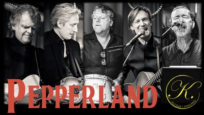 Fem män i ett band spelar instrument och sjunger, med texten 'Pepperland' i rött över bilden.