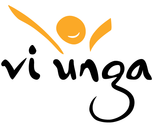 Logotyp med texten 'vi unga' och en stiliserad orange figur med armarna uppsträckta ovanför texten.